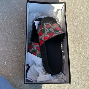 Gucci slides strawberry, never worn. Ordered wrong size Size 8